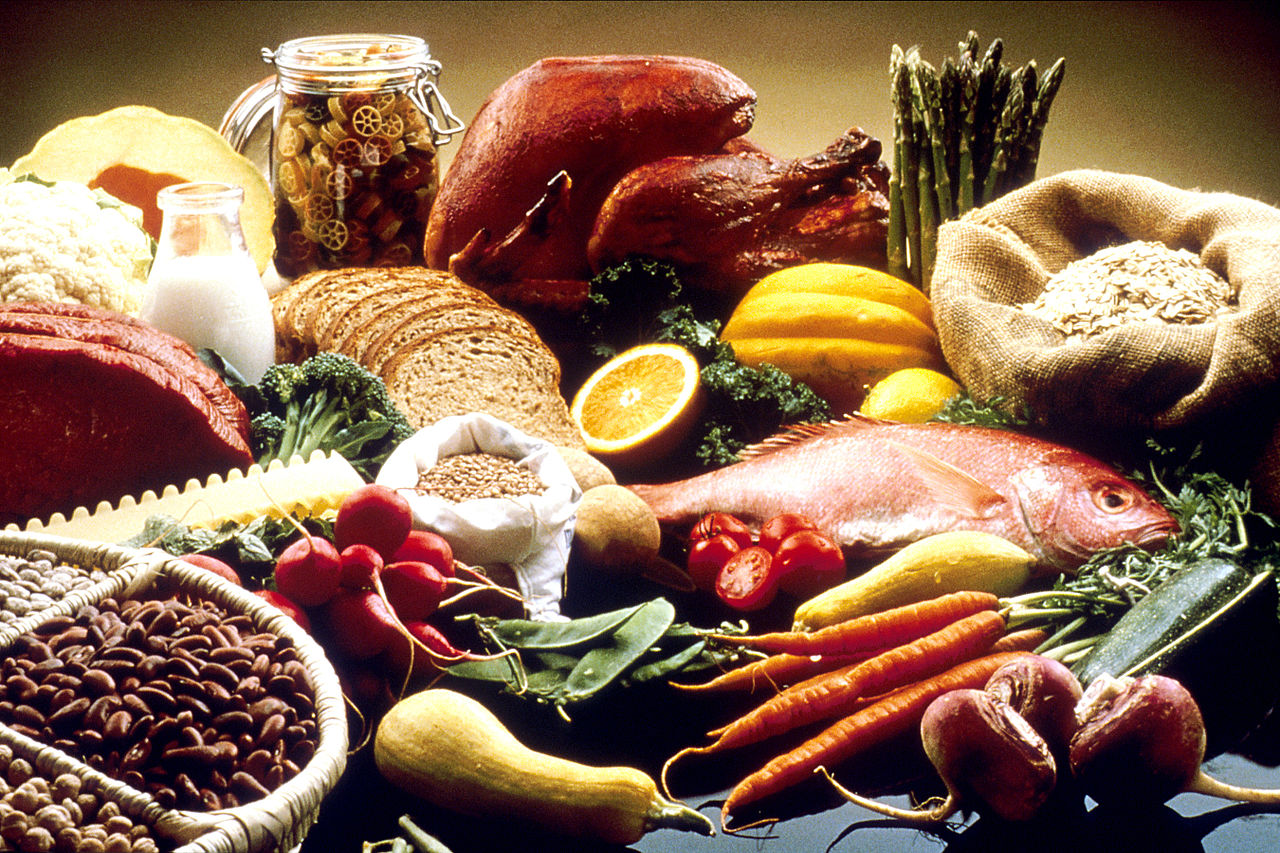 1280px-Good_Food_Display_-_NCI_Visuals_Online.jpg